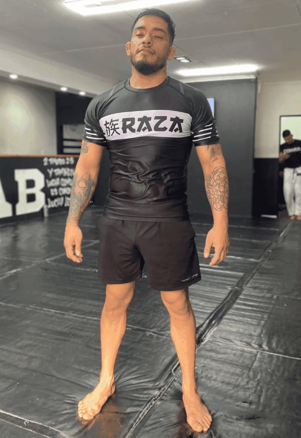Rashguard negro para Jiu-Jitsu marca Raza, ideal para No-Gi y MMA
