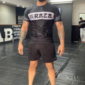 Rashguard negro para Jiu-Jitsu marca Raza, ideal para No-Gi y MMA
